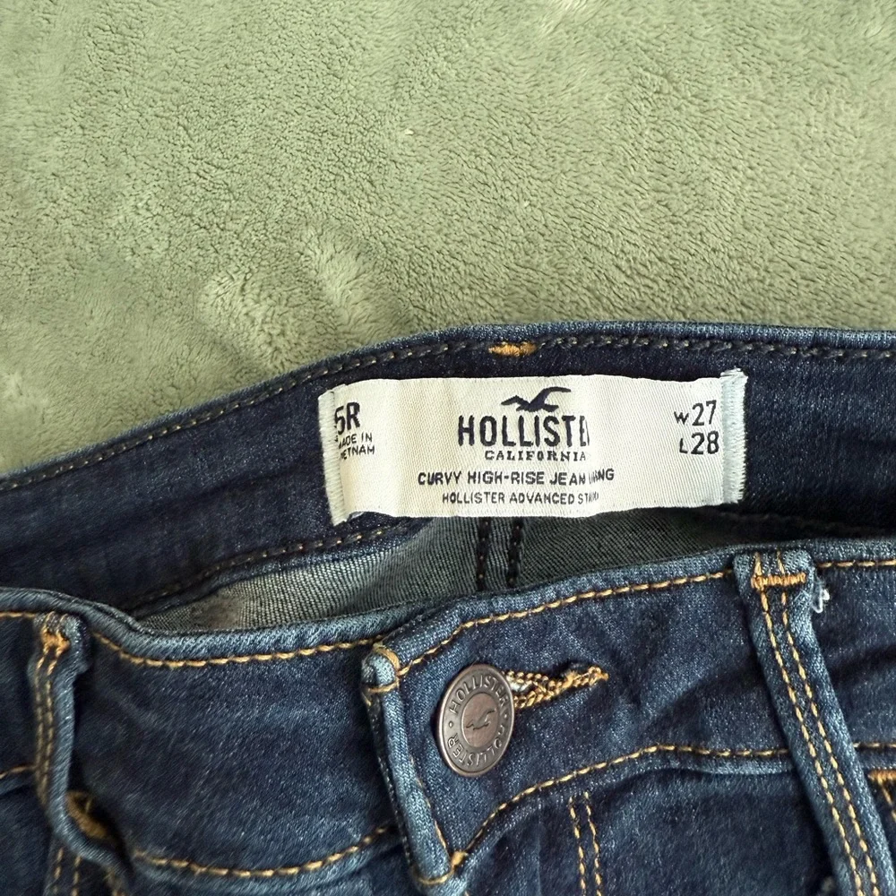 Hollister Curvy High-Rise Blue Jeans - Picture 3 of 3